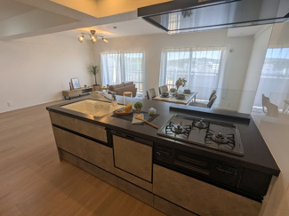 【キッチン】 | ライオンズマンション北鈴蘭台第2 | カウンターキッチンからリビングが見渡せるので、ご家族とのコミュニケーションも取れます。