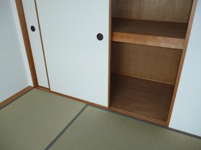 グリーンヒルズ東舞子３ＬＤＫの収納|小物を収納するのに便利です