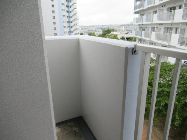 グリーンヒルズ東舞子３ＬＤＫのバルコニー|バルコニーからの眺めを楽しみながら食事をしませんか