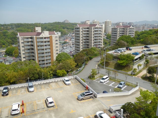 グリーンヒルズ東舞子３ＬＤＫの駐車場|駐車場があるので、車を買う予定の方も安心です