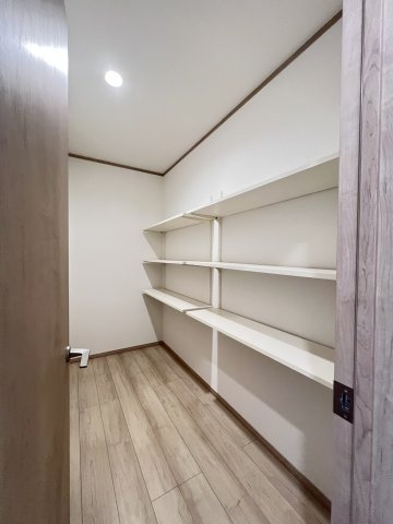高浜市湯山町３期　１号棟の収納|キッチン裏の大容量パントリー