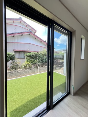 高浜市湯山町３期　１号棟の庭|室内と外を繋げる、広いお庭も魅力的。手入れが楽な人工芝施工済みです。