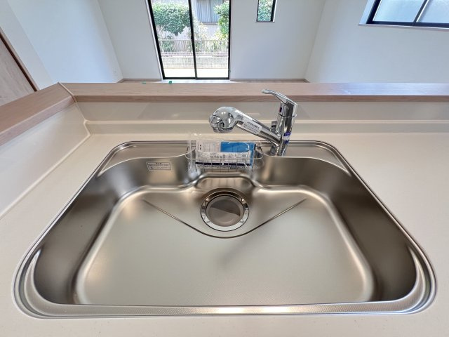 高浜市湯山町３期　１号棟のキッチン|浄水器一体型水栓付きの対面式システムキッチン