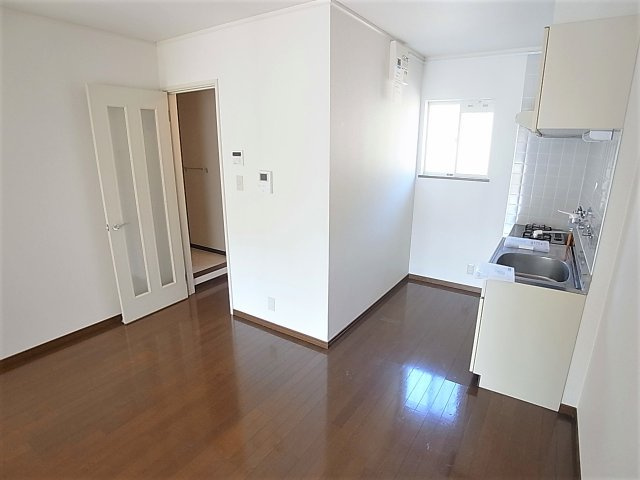 ソレアード・プラーサの居間・リビング|開放感あるダイニング