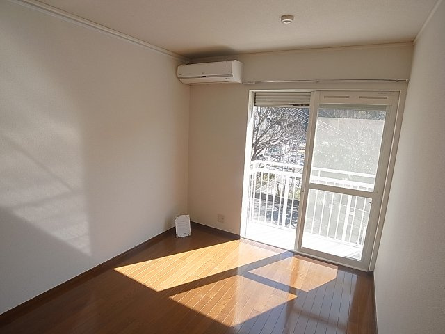 ソレアード・プラーサの洋室|バルコニーに面した明るい洋室