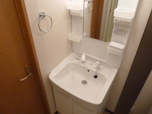 グランカルム津田沼の独立洗面台|朝など便利なシャンプードレッサーです