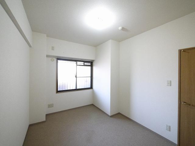 ルモン奈良大森の洋室|落ち着いた色調の洋室です