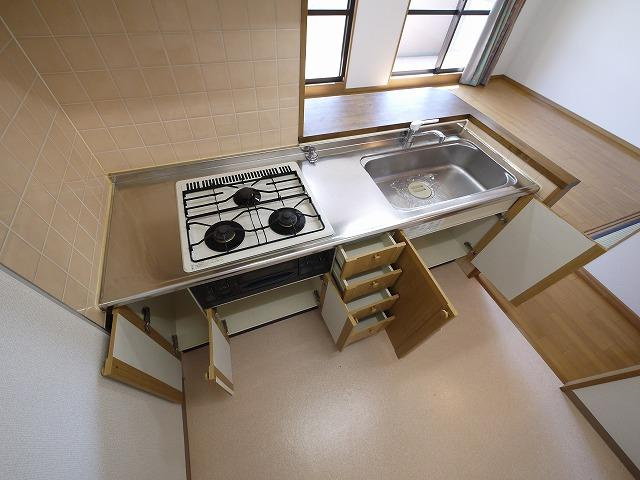 ルモン奈良大森のキッチン|3口コンロ付きのシステムキッチンです。