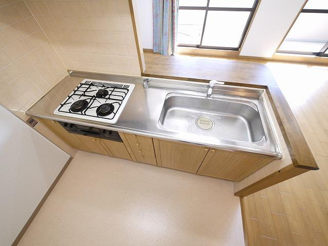 ルモン奈良大森のキッチン|３口コンロのシステムキッチンです