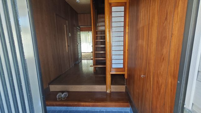 紀の川市古和田　中古戸建の玄関