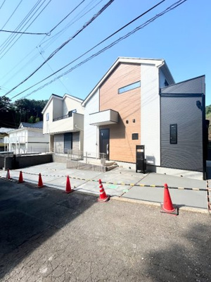 【外観】 | ◆横浜市緑区北八朔町新築1号棟◆ | ◆堂々たる趣ながら、主張し過ぎずどこか余裕を感じさせるシャープなフォルムで佇む邸宅は、晴天の空と照らし合わせる事で、本来あるべき完成形の姿を見せてくれます。