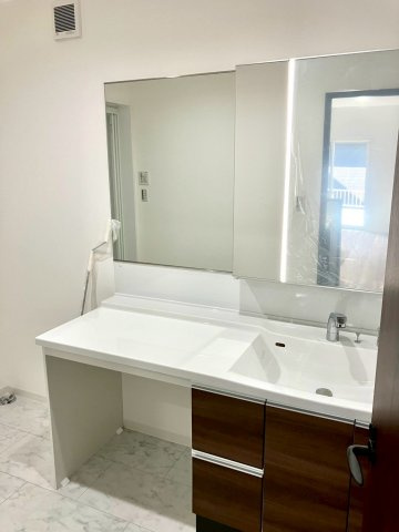 ルミナスコート飯山町⑤の独立洗面台