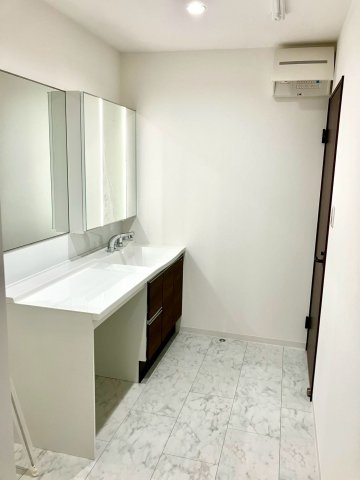 ルミナスコート飯山町⑤の独立洗面台|洗面スペースはゆったりとしています。