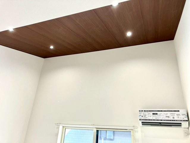 ルミナスコート飯山町⑤のその他|リビングの勾配天井です