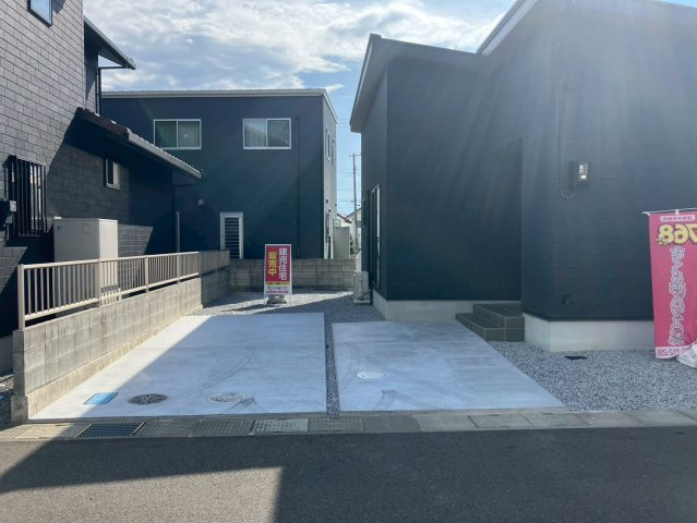 ルミナスコート飯山町⑤の駐車場|駐車場は、並列で２台と奥に１台の３台分は確保されています。