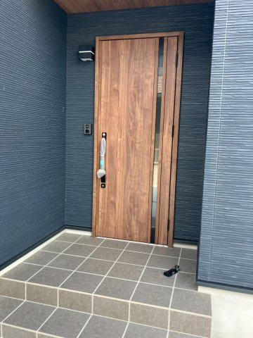 ルミナスコート飯山町⑤の玄関