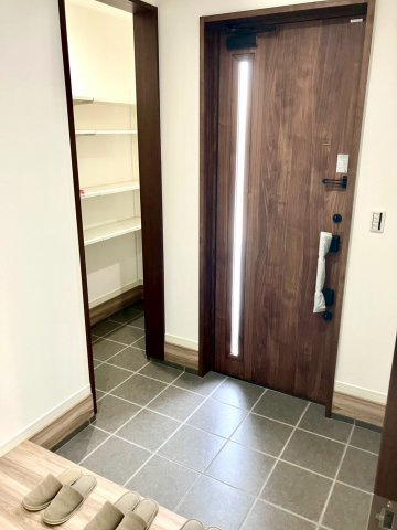 ルミナスコート飯山町⑤の玄関