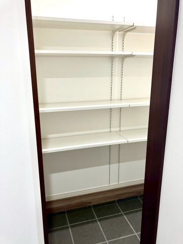 ルミナスコート飯山町⑤の収納|玄関横の土間収納は容量が大きく、ご家族分のくつを収納できます。