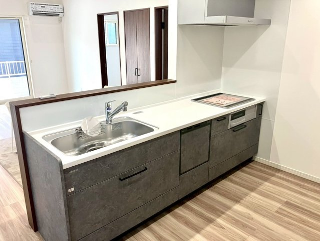 ルミナスコート飯山町⑤のキッチン|対面式のシステムキッチンです。リビングが見渡せて便利です。