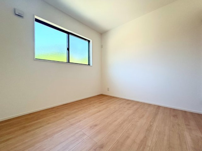 【洋室】 | ◆横浜市緑区北八朔町新築2号棟◆ | ◆室内はいつも明るい印象なので気持ちの良い朝を迎えられます。各部屋にはクローゼットを完備しており、収納が多いお家はすっきりして快適空間です。