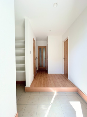 【玄関】 | ◆横浜市緑区北八朔町新築2号棟◆ | ◆光の渦が溢れた明るい玄関ホール。「おかえり」と「ただいま」が交差するお家の顔とも言える場所は爽やかで心地良い空間となっています。すっきり片付いた玄関で来客時にも自信が持てそう。