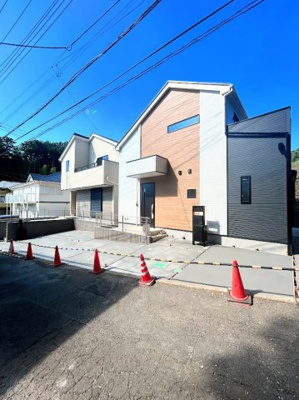 【前面道路含む現地写真】 | ◆横浜市緑区北八朔町新築2号棟◆ | ◆堂々たる趣ながら、主張し過ぎずどこか余裕を感じさせるシャープなフォルムで佇む邸宅は、晴天の空と照らし合わせる事で、本来あるべき完成形の姿を見せてくれます。