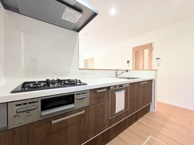 【キッチン】 | ◆横浜市緑区北八朔町新築2号棟◆ | ◆ご家族みんなで調理ができる位のスペースを実現したキッチン空間となっております。みんなで作った料理を召し上がりながらの会話は、どのような物になるのでしょうか。