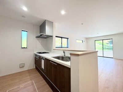 【キッチン】 | ◆横浜市緑区北八朔町新築2号棟◆ | ◆長い時間滞在するキッチンだからこそ、食事の準備を楽しい時間に、忙しい時でもスムーズに無駄なく作業できる、お手入れも簡単にできるなど、毎日を楽しくするキッチンスペースに仕上げました。