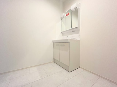 【独立洗面台】 | ◆横浜市緑区北八朔町新築2号棟◆ | ◆ご家族の1日が始まり、1日が終わりを締めくくる洗面空間。洗濯機を配置しても十分なスペースを確保した設計となっております。