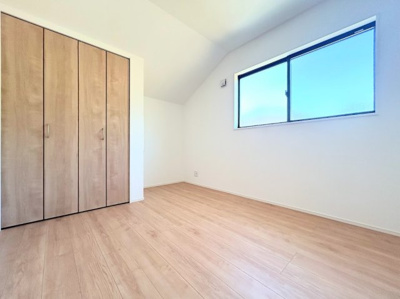 【洋室】 | ◆横浜市緑区北八朔町新築2号棟◆ | ◆柔らかい陽光が差し込む明るいお部屋を演出する設計。彩光の取れる窓が気持ちの良いお部屋を創り上げます。