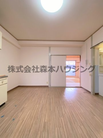 【居間・リビング】 | 　清水谷コーポ | 広々した居間です