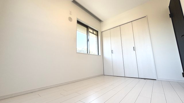 北側洋室、収納もあります