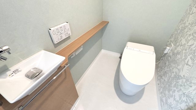 タンクレスでお手入れがしやすく、洗面台もついております