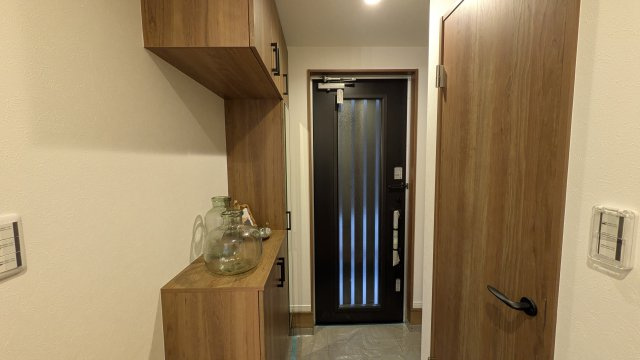 ここまでくると、もはや得？【瀬谷区阿久和西】中古戸建（新築未入居）の玄関|落ち着いた玄関です