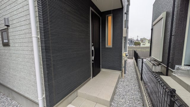 ここまでくると、もはや得？【瀬谷区阿久和西】中古戸建（新築未入居）の玄関|明るい玄関です
