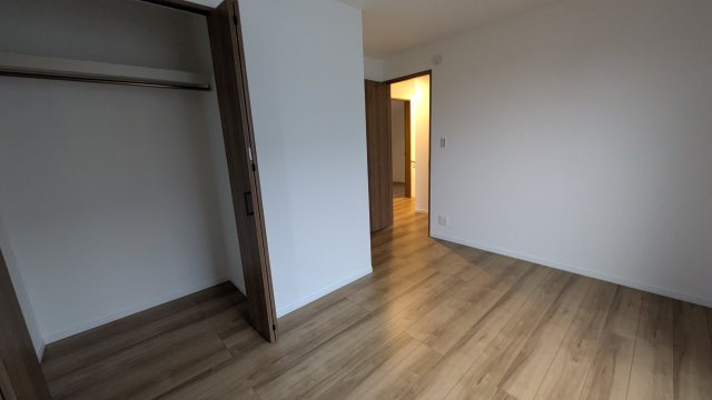 ここまでくると、もはや得？【瀬谷区阿久和西】中古戸建（新築未入居）の洋室|広々とした洋室です