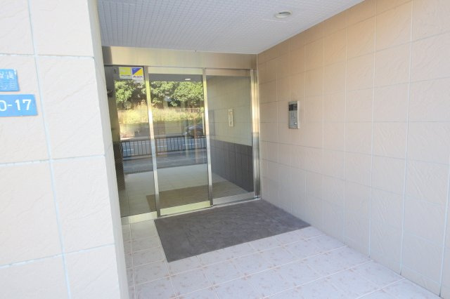 フォレスト高畑マンションのエントランス