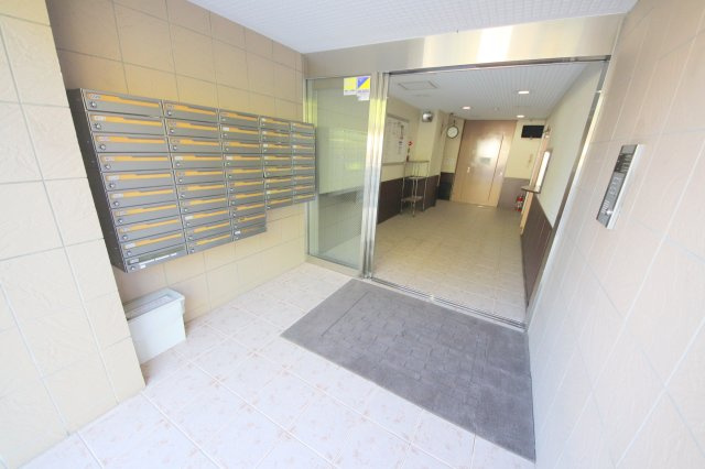 フォレスト高畑マンションのエントランス