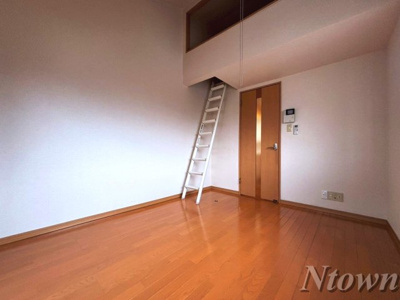 【居間・リビング】 | CLAUDIA浄心(クラウディアジョウシン) | こちらの居間で趣味の時間をお楽しみください