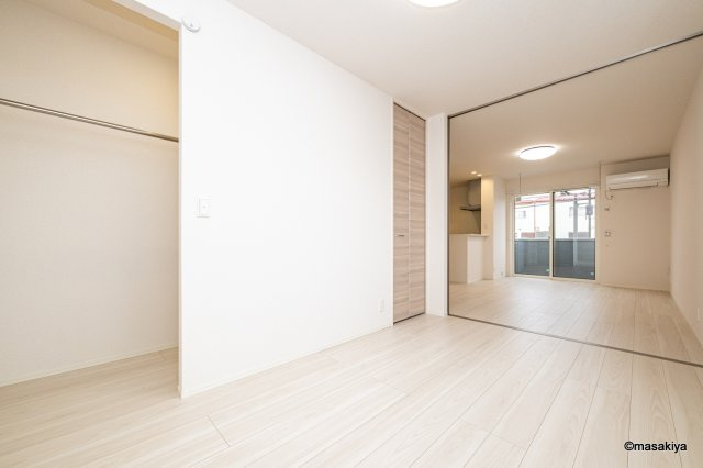 トリシア吉田の洋室