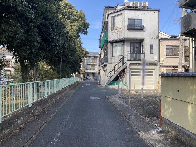 上賀茂畔勝町の前面道路含む現地写真|西側公園につき開放感あり！