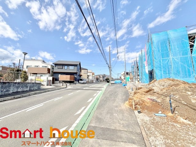 伊勢原市高森　新築4棟の前面道路含む現地写真|お住まいの前面道路が広いと駐車が楽になり、陽当たりも遮られないので明るく居心地の良いお家になります♪