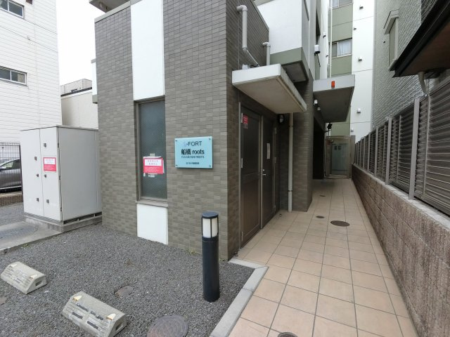 S-FORT船橋roots（旧ガルダ船橋本町）のエントランス