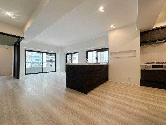 【居間・リビング】 | レジデンス高宮☆仲介手数料無料☆ | 機能性とデザイン性を両立させた、リノベーション物件ならではの素敵な室内。実際に見てみるとそれがよく分かります♪