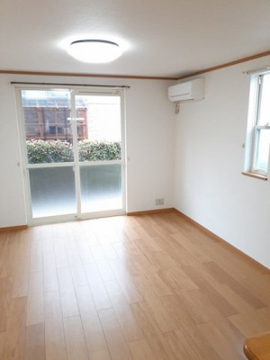 【居間・リビング】 | メゾン・ジュネスＡ | こちらの居間で趣味の時間をお楽しみください