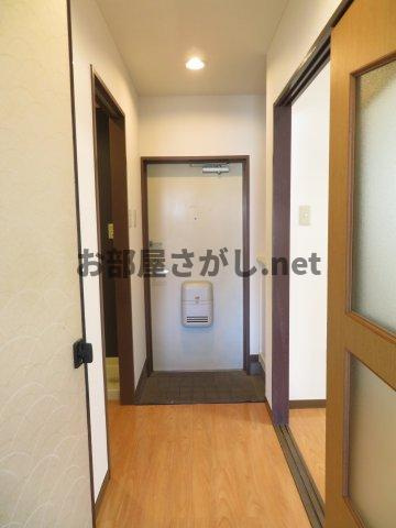 新潮通り一番館の玄関|収納もある玄関です