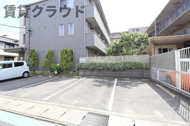 レッドコートの駐車場|駐車場があるので、車を買う予定の方も安心です