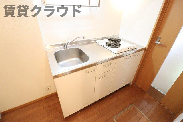 レッドコートのキッチン|コンパクトなキッチンで掃除もラクラク