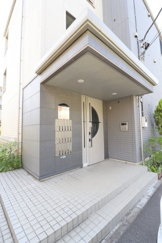 レッドコートのエントランス|ゆとりのあるエントランスです