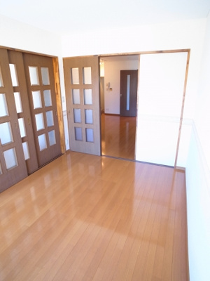 【洋室】 | 宇津木アパート | 扉の建具もかわいい。